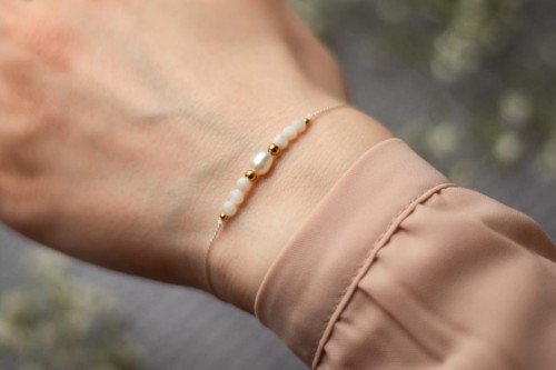 Biała bransoletka z muszlą białą i perłą na panieński dla świadkowej, dla Panny Młodej Shine White 2