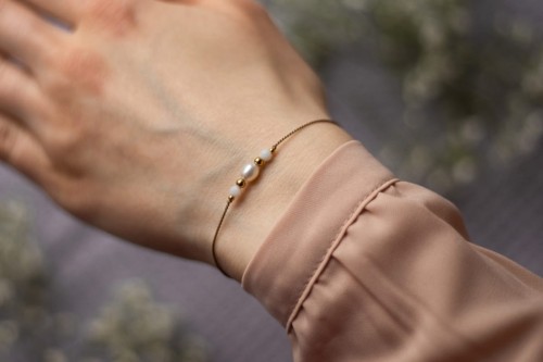 Beżowa bransoletka z białą muszlą i perłą na wieczór panieński dla dziewczyn Shine White 1