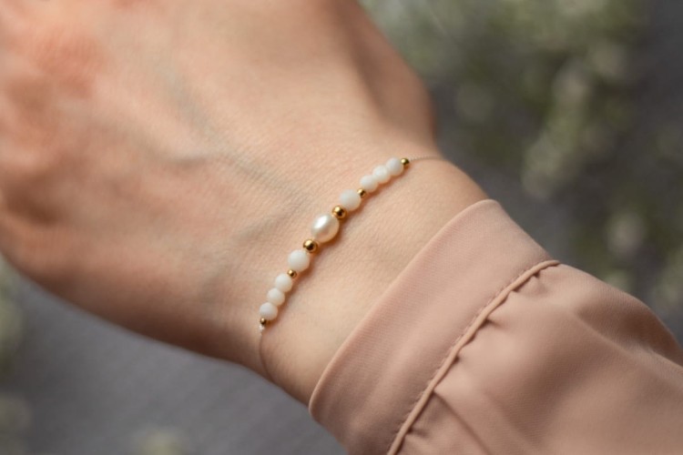 Biała bransoletka z muszlą białą i perłą na panieński dla świadkowej, dla Panny Młodej, Shine White 3