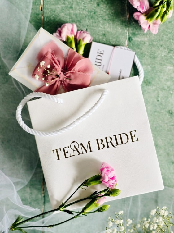 Czerwona bransoletka szczęścia na wieczór panieński